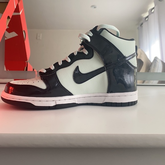 Nike dunk high se size 5y never worn - Picture 2 of 3
